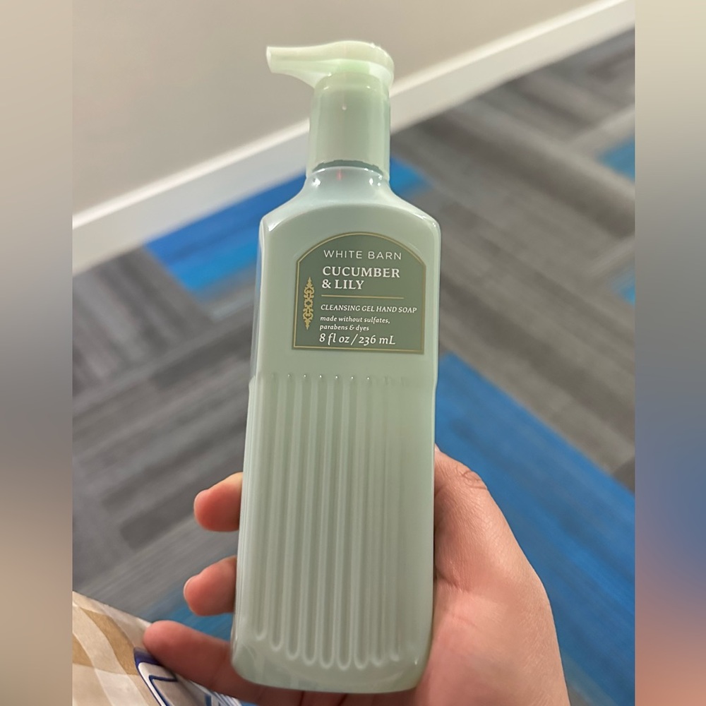 NWT Bath & Body works Cucumber and Lily Cleansing Gel Hand soap
